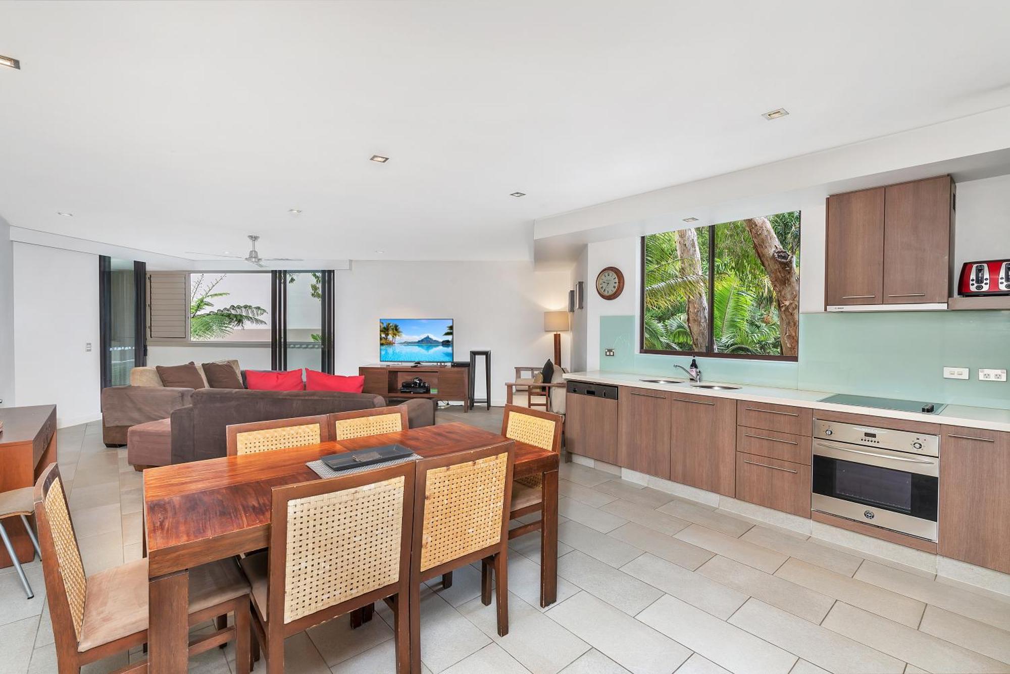 Private Apartments In The Temple Beachfront Resort Palm Cove Oda fotoğraf