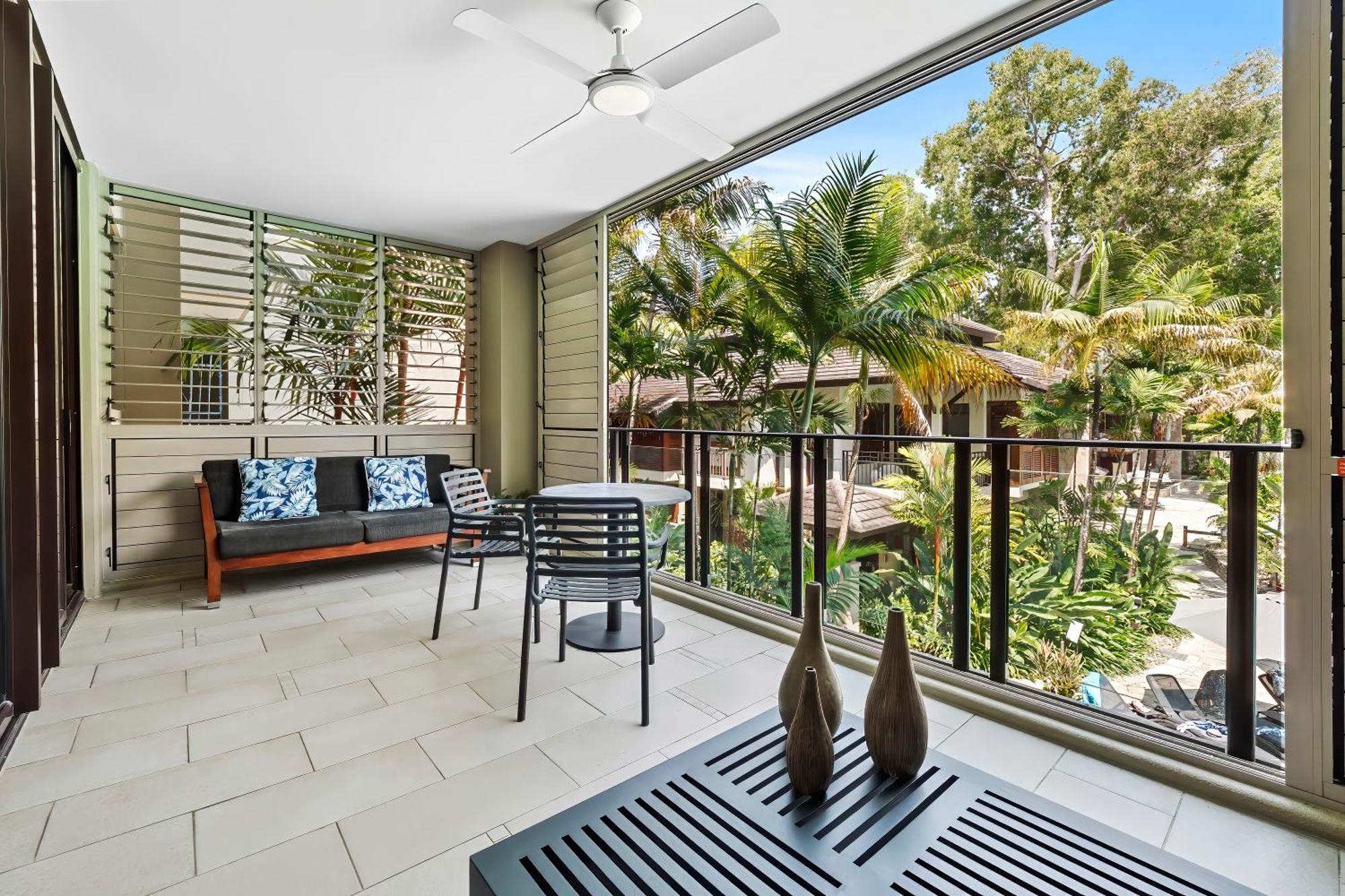 Private Apartments In The Temple Beachfront Resort Palm Cove Oda fotoğraf
