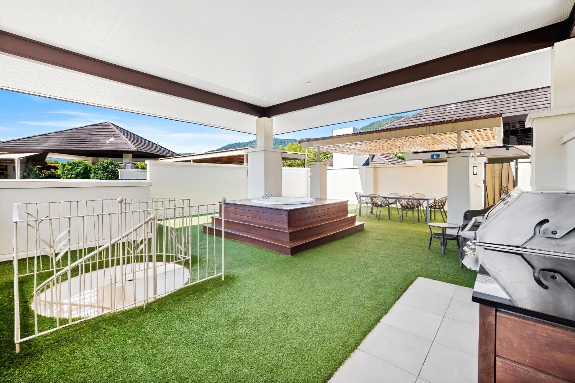 Private Apartments In The Temple Beachfront Resort Palm Cove Oda fotoğraf