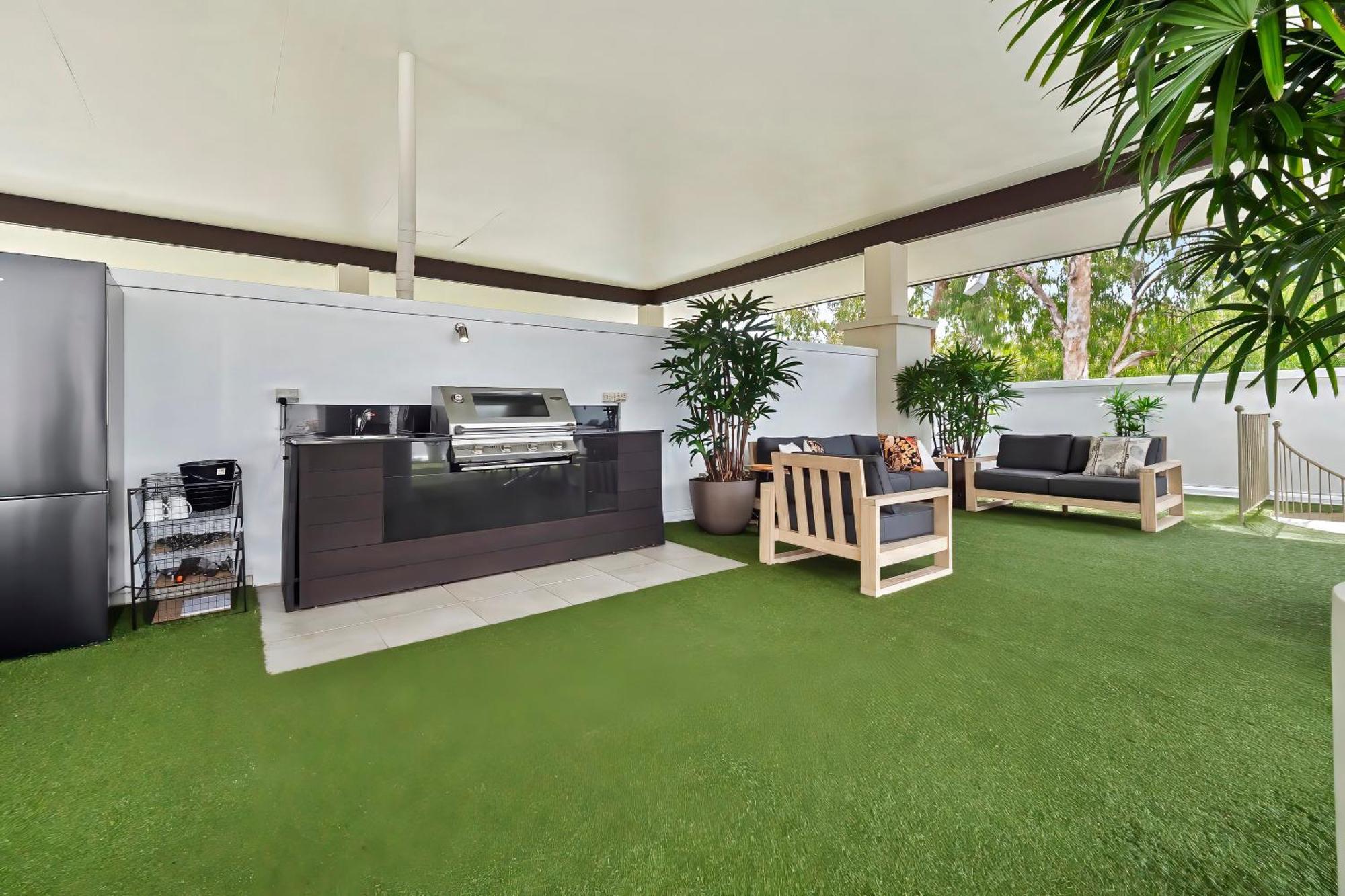 Private Apartments In The Temple Beachfront Resort Palm Cove Oda fotoğraf