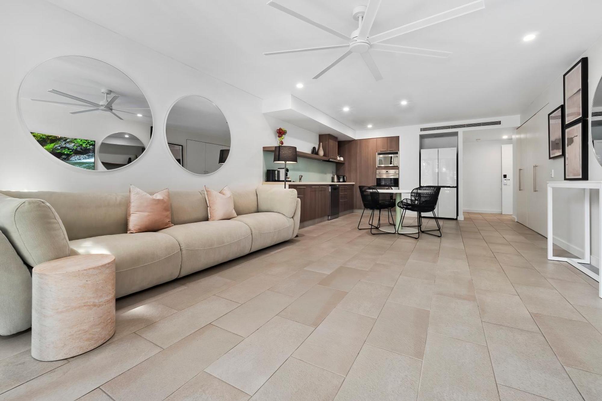 Private Apartments In The Temple Beachfront Resort Palm Cove Oda fotoğraf