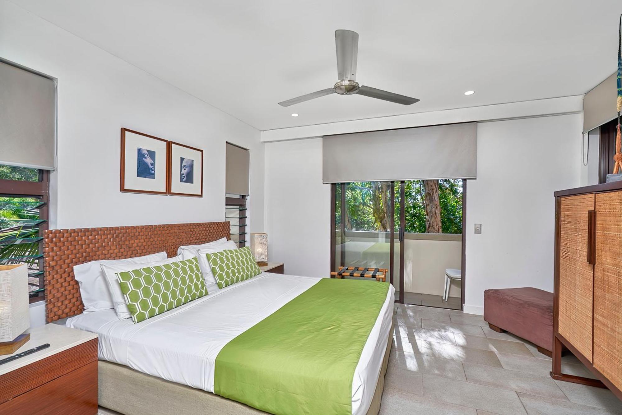 Private Apartments In The Temple Beachfront Resort Palm Cove Oda fotoğraf